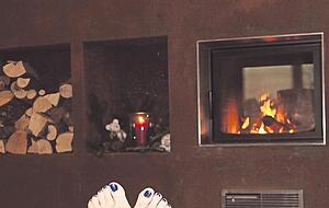 Modern mit Stil und W&auml;rme: Auf den gem&uuml;tlichen Geflechtliegen vor der sch&ouml;nen Kaminwand kann man herrlich entspannen. Bei fruchtigen Limone- oder Orange-Aufg&uuml;ssen reichen die Saunameister aufgeschnittenes Zitrusobst.
Fotos: privat/Tscherwitschke