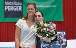 Die verletzte Munia Smits (links) und Tija Gomilar Zickero lagen sich nach Spielschluss in den Armen. Es bleibt bei einem gemeinsamen Jahr als Teamkolleginnen in Neckarsulm. Die verletzte Munia Smits (links) und Tija Gomilar Zickero lagen sich nach Spielschluss in den Armen. Es bleibt bei einem gemeinsamen Jahr als Teamkolleginnen in Neckarsulm.