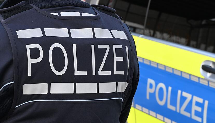 Polizisten nahmen den Betrunkenen in Gewahrsam. (Symbolbild)