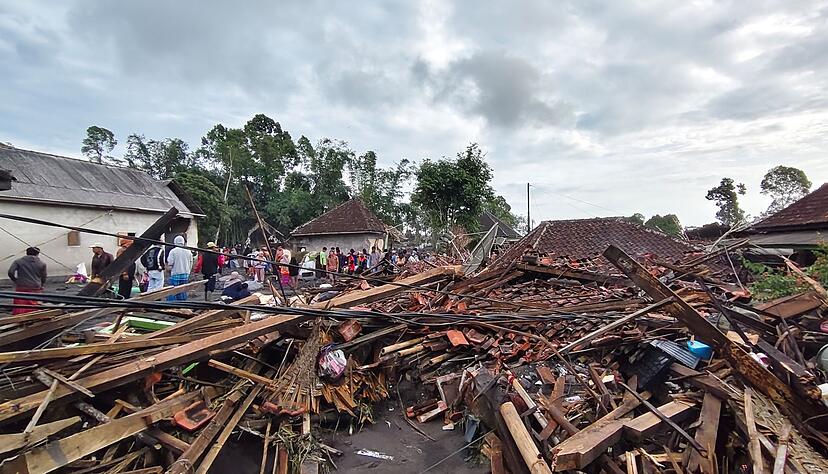Durch die Eruption lagen mehrere Häuser in Schutt und Asche. Durch die Eruption lagen mehrere Häuser in Schutt und Asche.