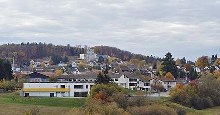 An das Nahwärmenetz in der Ortsmitte von Wüstenrot sind rund 25 Gebäude angeschlossen, unter anderem die Schule und die Halle.
Foto: Archiv/ Mugler