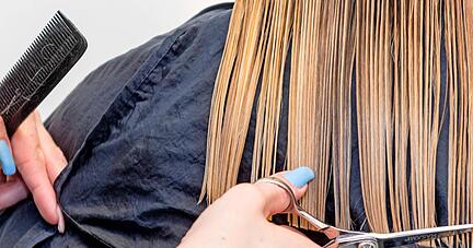 Nach dem Lockdown wollten viele Menschen schnell wieder schöne Haare. Wer dann rund um die Uhr gearbeitet hat, zahlt Hilfen zurück.
Foto: Archiv/Berger