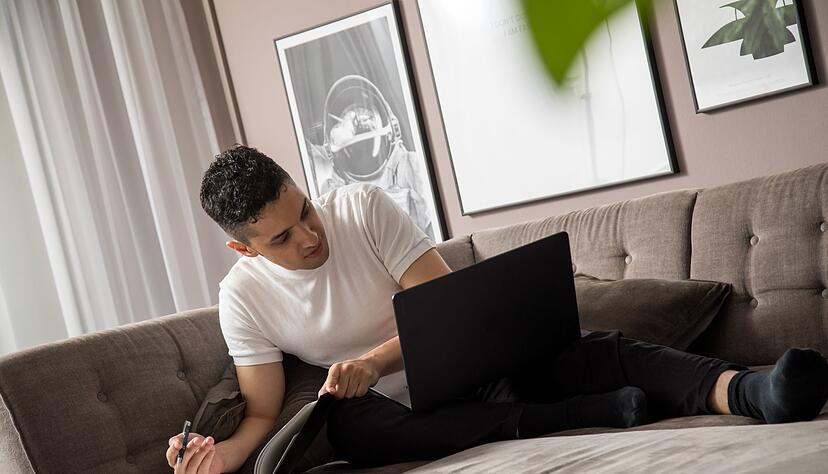 Spät dran mit der Steuererklärung? Mit einem Kniff lassen sich mögliche Nachzahlungszinsen vermeiden.