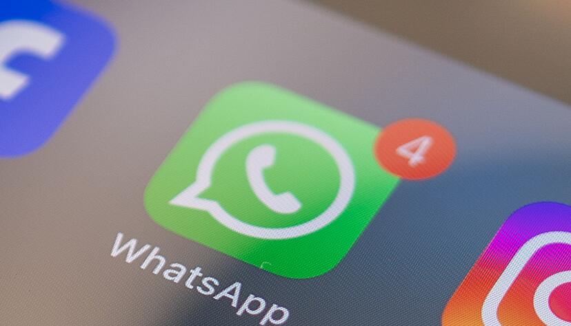 Profil‑Infos bei WhatsApp lassen sich nun mit Emojis und Text aufpeppen – die Funktion wird schrittweise ausgerollt.