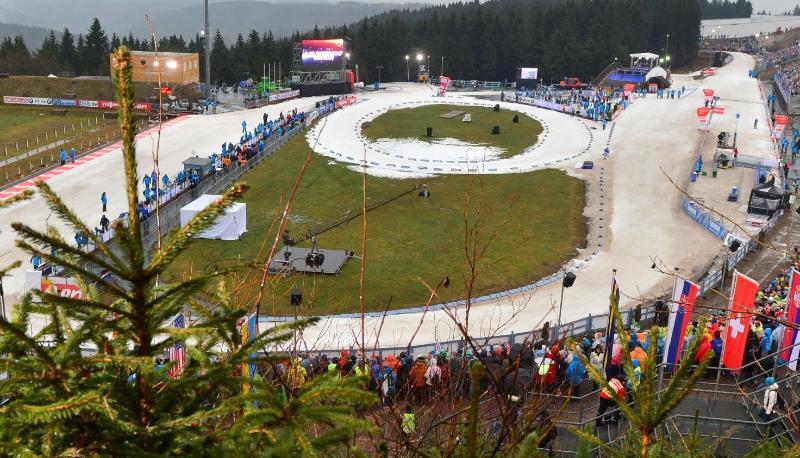 Viel Grün bestimmt das Bild im gut gefüllten Biathlon-Stadion in Oberhof. Foto: Martin Schut Viel Grün bestimmt das Bild im gut gefüllten Biathlon-Stadion in Oberhof. Foto: Martin Schut