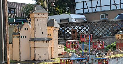 ... ein Schloss und viele andere Kulissen hinzu. Die Gleisanlagen sind 400 Meter lang.