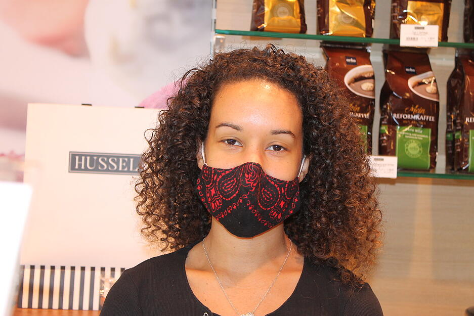 Shanequa Rogers (Verkäuferin bei Hussel): Weil unser Laden so klein ist, wird es schwer, den Abstand zu halten, wenn mehr als fünf Menschen gleichzeitig erlaubt sind. Einerseits freue ich mich, weil jede Lockerung ein Schritt in Richtung Normalität ist, andererseits lässt sich der Abstand nicht einhalten, wenn fast Normalbetrieb herrscht. Shanequa Rogers (Verkäuferin bei Hussel): Weil unser Laden so klein ist, wird es schwer, den Abstand zu halten, wenn mehr als fünf Menschen gleichzeitig erlaubt sind. Einerseits freue ich mich, weil jede Lockerung ein Schritt in Richtung Normalität ist, andererseits lässt sich der Abstand nicht einhalten, wenn fast Normalbetrieb herrscht.