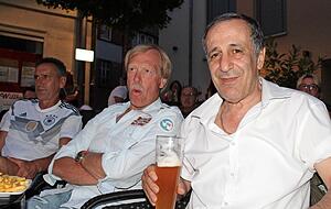 Michel Aboumaarouf (rechts) genießt ein Bier im Café de Paris. Der 62-Jährige ist selbst Inhaber einer Pizzeria in Bretzfeld-Schwabbach.