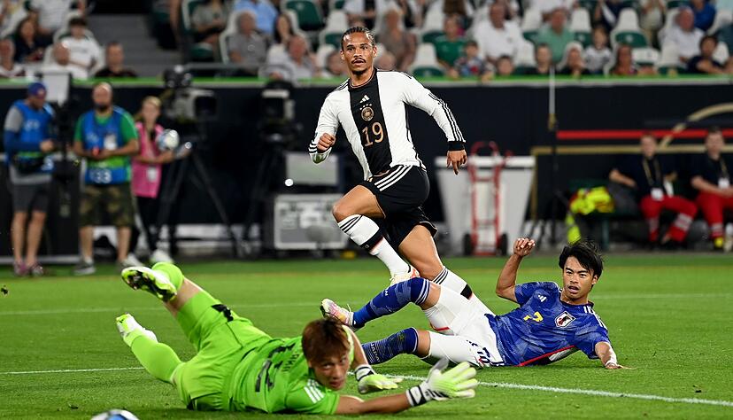 Leroy Sané (M) erzielt das Tor zum zwischenzeitlichen 1:1-Ausgleich.
