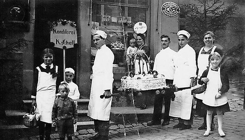 Das Gründerehepaar Karl und Maria Schell mit Kindern und Mitarbeitern beim Handwerkerfest 1954.
