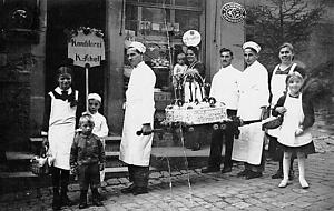 Das Gründerehepaar Karl und Maria Schell mit Kindern und Mitarbeitern beim Handwerkerfest 1954.