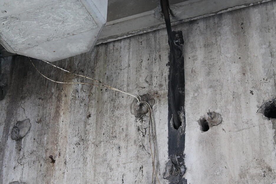 Durch das Abmontieren der Fassadenplatten kommen eine Menge Kabel zum Vorschein, die vorher darunter versteckt waren. Das werde noch nachgearbeitet. Durch das Abmontieren der Fassadenplatten kommen eine Menge Kabel zum Vorschein, die vorher darunter versteckt waren. Das werde noch nachgearbeitet.