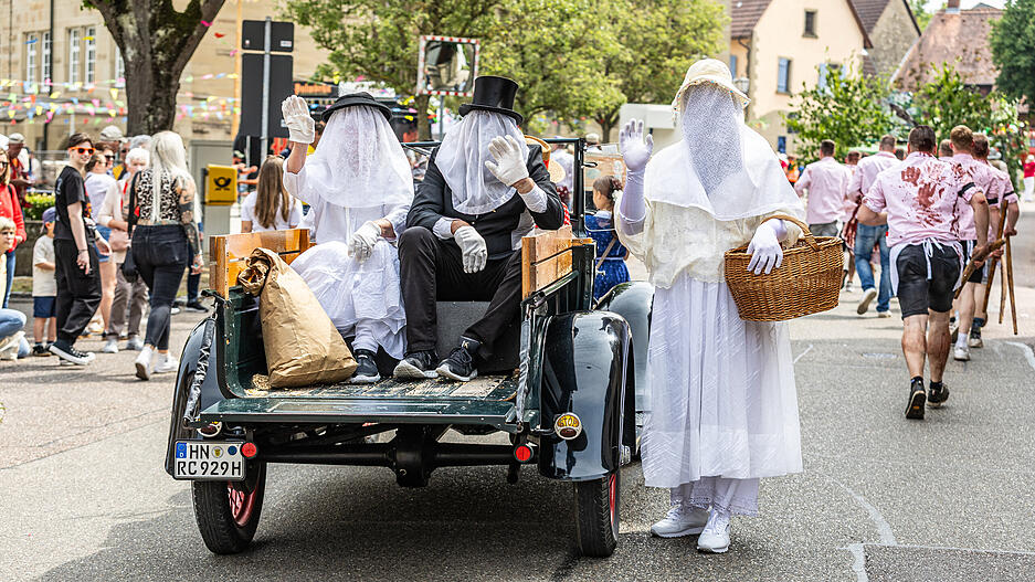 Wer sich hinter den Schleiern beim Kuckucksholen versteckt, bleibt in M&uuml;hlbach traditionell bis zum Ende des Umzugs ein Geheimnis.
