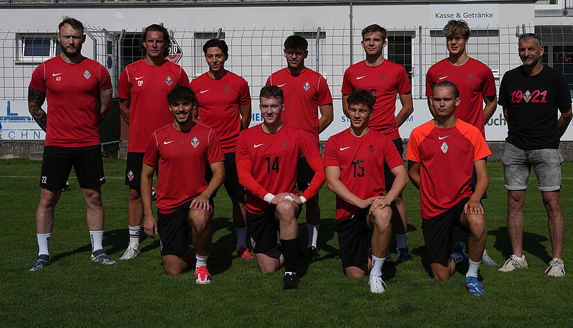 Der VfB Eppingen geht mit diesen neuen Spielern in die anstehende Verbandsliga-Saison: (stehend von links) Co-Trainer Andreas Dups, Trainer David Pfeiffer, Amin Yazji, Adrian Behrami, Leon Kritter, Niklas Winter, Oliver Sp&auml;th (Vorstand Sport) sowie (kniend von links) Kevin Shala, Tim Tschunko, Antonio Sasso und Vincent Zeiler. Es fehlt Dominik Samija, der beim Trainingsauftakt entschuldigt war.