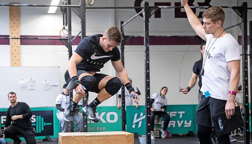 Rauf auf die Kiste, runter in den Liegestütz, rauf auf die Kiste, runter in den Liegestütz − immer unter dem gestrengen Blick des Schiedsrichters: Patrick Kurrles Wettkampfprogramm hat es in sich.
Fotos: Andreas Veigel