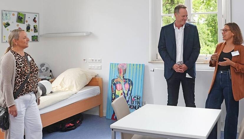 Nach einem Stehempfang gab es Führungen durchs generalsanierte Haus, unter anderem mit Chefarzt Dr. Claas van Aaken. Nach einem Stehempfang gab es Führungen durchs generalsanierte Haus, unter anderem mit Chefarzt Dr. Claas van Aaken.