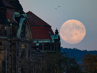 Der Vollmond ging schon am Nachmittag hinter der Staatskanzlei in Dresden auf. Der Vollmond ging schon am Nachmittag hinter der Staatskanzlei in Dresden auf.