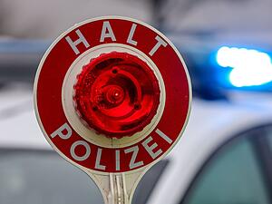 Ein Autofahrer fl&uuml;chtet vor einer Polizeikontrolle und baut einen Unfall.