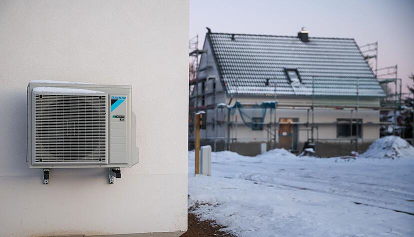 Das Gebäudeenergiegesetz sieht vor, dass von 2024 an jede neu eingebaute Heizung zu 65 Prozent mit Erneuerbaren Energien betrieben werden muss. Das Gebäudeenergiegesetz sieht vor, dass von 2024 an jede neu eingebaute Heizung zu 65 Prozent mit Erneuerbaren Energien betrieben werden muss.