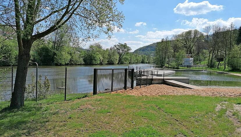 Gitter mit Tür: Der Zugang zum Kocher bleibt trotz Einzäunung möglich. Die Sicherheit der Badegäste wird dennoch erhöht.
Foto: Armin Rössler Gitter mit Tür: Der Zugang zum Kocher bleibt trotz Einzäunung möglich. Die Sicherheit der Badegäste wird dennoch erhöht.
Foto: Armin Rössler