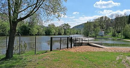 Gitter mit Tür: Der Zugang zum Kocher bleibt trotz Einzäunung möglich. Die Sicherheit der Badegäste wird dennoch erhöht.
Foto: Armin Rössler Gitter mit Tür: Der Zugang zum Kocher bleibt trotz Einzäunung möglich. Die Sicherheit der Badegäste wird dennoch erhöht.
Foto: Armin Rössler