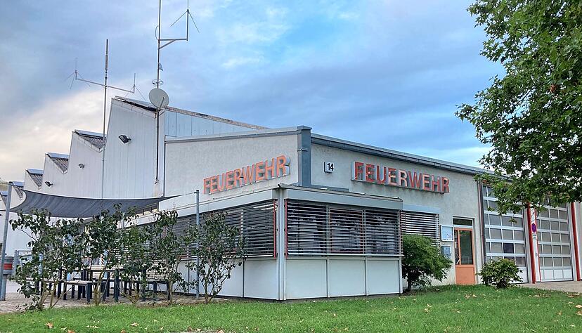 Das Feuerwehrgeb&auml;ude in der Raiffeisenstra&szlig;e muss durch ein neues ersetzt werden. Doch es fehlt nach wie vor an einem geeigneten Grundst&uuml;ck.
Foto: Elfi Hofmann