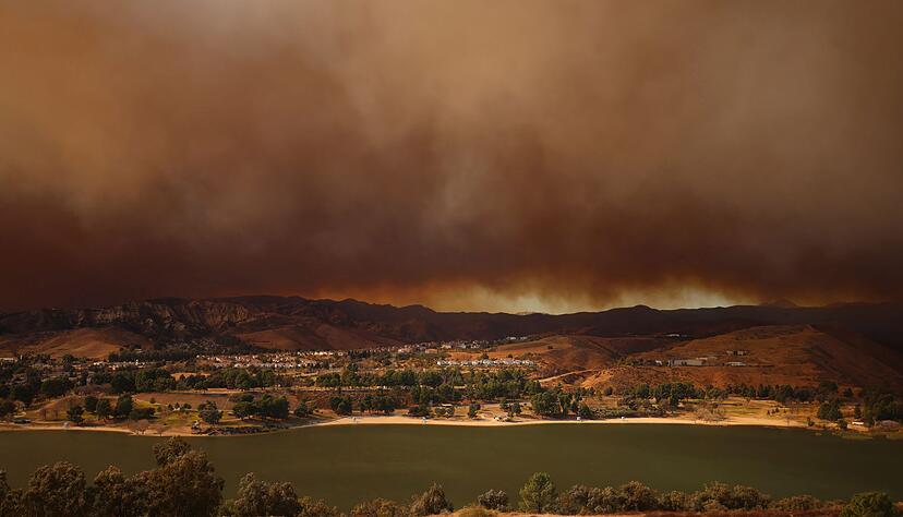 Riesige Rauchwolken liegen über der Brandzone. Riesige Rauchwolken liegen über der Brandzone.
