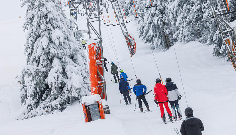 Auch in Seebach im Ortenaukreis bringt ein Schlepplift Wintersportler wieder einen Skihang hinauf.