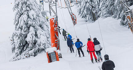 Auch in Seebach im Ortenaukreis bringt ein Schlepplift Wintersportler wieder einen Skihang hinauf.