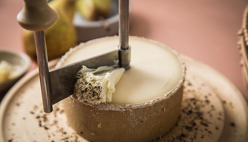 Schon vor dem Hobeln einer Tête de Moine-Blume kann man den Käse ruhig mit schwarzen Pfeffer bestreuen. Das verpasst ihm ein Schuss Raffinesse.