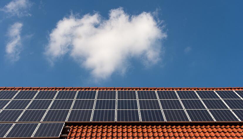 Photovoltaikanlagen auf kommunalen Dächern als Einnahmequelle? Derzeit werden im Kreis die Möglichkeiten untersucht. Foto: Sebastian Gollnow/dpa Photovoltaikanlagen auf kommunalen Dächern als Einnahmequelle? Derzeit werden im Kreis die Möglichkeiten untersucht. Foto: Sebastian Gollnow/dpa