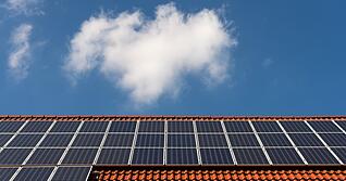 Photovoltaikanlagen auf kommunalen Dächern als Einnahmequelle? Derzeit werden im Kreis die Möglichkeiten untersucht. Foto: Sebastian Gollnow/dpa