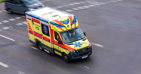 Gl&uuml;hend hei&szlig;er Teer verletzt einen Arbeiter schwer. (Archivbild)