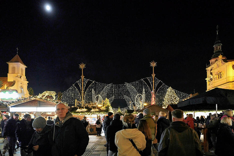 Abendliche Lichterspiele tauchen den Ludwigsburger Weihnachtsmarkt in eine magische Winterstimmung. Abendliche Lichterspiele tauchen den Ludwigsburger Weihnachtsmarkt in eine magische Winterstimmung.