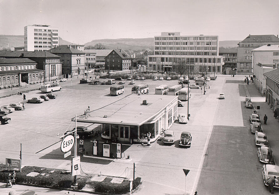 Ende der 1950er Jahre zeigt sich das große Areal mit Tankstelle und bequemen Parkplätzen autofahrerfreundlich. Regionalbusse befördern die Menschen von hier aus in ihre umliegenden Heimatgemeinden.