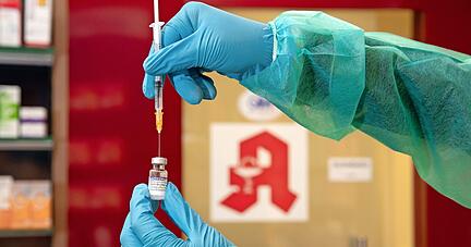 In einigen Apotheken in der Region können sich Kunden gegen das Coronavirus impfen lassen. Zahnärzte warten immer noch auf Klärung von Formalien.