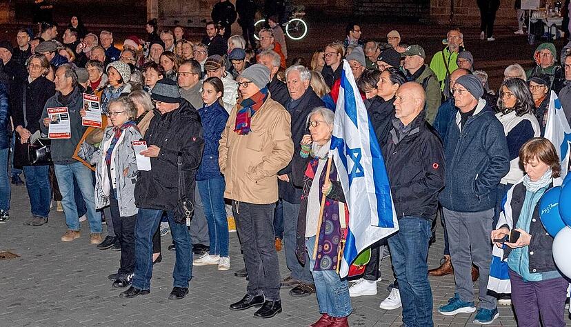 Der politische Nachwuchs hatte zur Kundgebung am Freitagabend in Heilbronn aufgerufen. Neben OB Harry Mergel sprachen auch Bundes- und Landtagsabgeordnete sowie Kirchenvertreter Klartext.
Foto: Mario Berger Der politische Nachwuchs hatte zur Kundgebung am Freitagabend in Heilbronn aufgerufen. Neben OB Harry Mergel sprachen auch Bundes- und Landtagsabgeordnete sowie Kirchenvertreter Klartext.
Foto: Mario Berger
