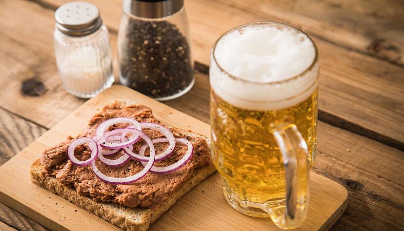 Ganz z&uuml;nftig zum (Feierabend-)Bier passt das Filet Americain auf Toast mit Zwiebelringen.