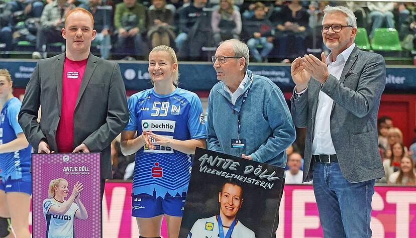 Geehrt: Vor dem Spiel gegen den BSV Sachsen Zwickau erhielt Antje D&ouml;ll Pr&auml;sente und Blumen von Tim Andler (Handball Bundesliga Frauen, links), Sport-Union-Vereinschef Rolf H&auml;rdtner (Zweiter von rechts) und Neckarsulms Oberb&uuml;rgermeister Steffen Hertwig (SPD, rechts).