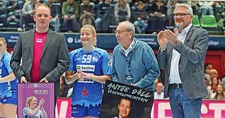 Geehrt: Vor dem Spiel gegen den BSV Sachsen Zwickau erhielt Antje D&ouml;ll Pr&auml;sente und Blumen von Tim Andler (Handball Bundesliga Frauen, links), Sport-Union-Vereinschef Rolf H&auml;rdtner (Zweiter von rechts) und Neckarsulms Oberb&uuml;rgermeister Steffen Hertwig (SPD, rechts).