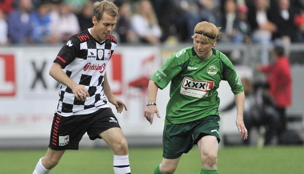 Formel-1-Weltmeister Sebastian Vettel (l) im Zweikampfduell mit der fr&uuml;heren Fu&szlig;ballerin Britta Unsleber.