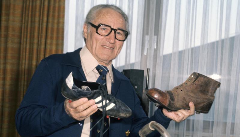 Firmenpatriarch Adolf Dassler in seinem Büro im Jahr 1975. Firmenpatriarch Adolf Dassler in seinem Büro im Jahr 1975.