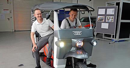 Kfz-Mechatroniker-Azubi Till Barz mit seinem Ausbildungsleiter Timo Engler in der Rikscha namens Gaia &minus; benannt nach der griechischen G&ouml;ttin der Erde.