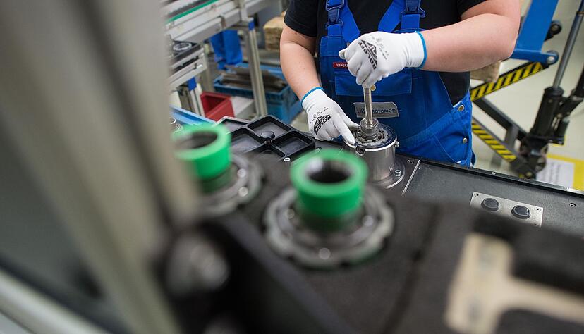 Zulieferer stehen mit dem Wandel zur E-Mobilit&auml;t und der Digitalisierung vor tiefgreifenden Umw&auml;lzungen. Die Transformationsnetzwerke wollen Hilfestellung leisten. Doch jetzt fehlt daf&uuml;r wom&ouml;glich das Geld.