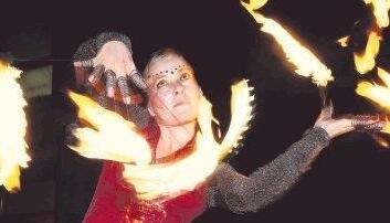 Flammendes Spektakel: Nach dem Festakt zogen Feuerkünstler im Freien eine fulminante Show ab. Die leuchtende Überleitung zur Party begeisterte.Fotos: Guido Sawatzki Flammendes Spektakel: Nach dem Festakt zogen Feuerkünstler im Freien eine fulminante Show ab. Die leuchtende Überleitung zur Party begeisterte.Fotos: Guido Sawatzki