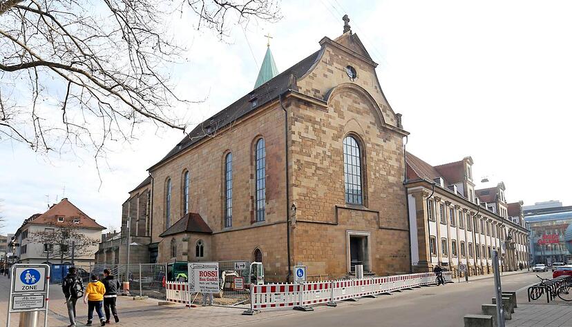 Die Kirchbrunnenstraße (links) wurde 2016 neu gestaltet. Am Münster hinkt man um Monate zurück.Fotos: Andreas Veigel