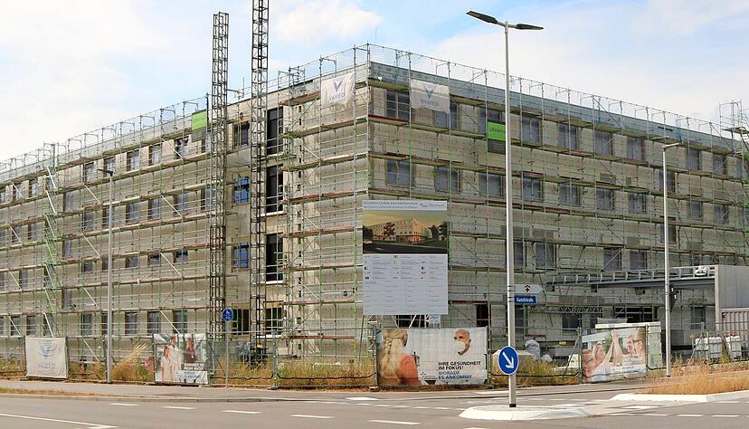 Das Hohenloher Krankenhaus in Öhringen wird seit Frühjahr 2022 neu gebaut. Die Arbeiten sind in vollem Gange, bis 2025 soll alles fertig sein. Das Land förderte den Neubau mit 51,1 Millionen Euro.
