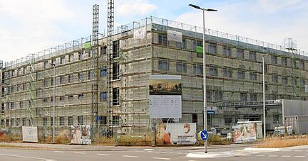 Das Hohenloher Krankenhaus in Öhringen wird seit Frühjahr 2022 neu gebaut. Die Arbeiten sind in vollem Gange, bis 2025 soll alles fertig sein. Das Land förderte den Neubau mit 51,1 Millionen Euro.
Foto: Ralf Reichert