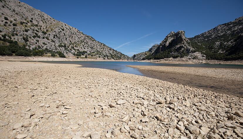 Das Wasserreservoir Gorg Blau im Tramuntana-Gebirge, das Palma auf Mallorca versorgt, war im September recht leer. (Archivbild)