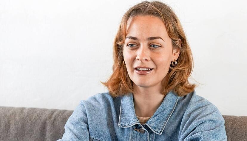 Ungetrübter Blick für Gegebenheiten: Wo Leute grüßen und lächeln, fühlt sich die Schauspielerin Lisanne Hirzel aus der Schweiz mehr zu Hause. Ungetrübter Blick für Gegebenheiten: Wo Leute grüßen und lächeln, fühlt sich die Schauspielerin Lisanne Hirzel aus der Schweiz mehr zu Hause.